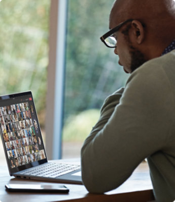 Osoba, která se na notebooku účastní videohovoru v Teams.