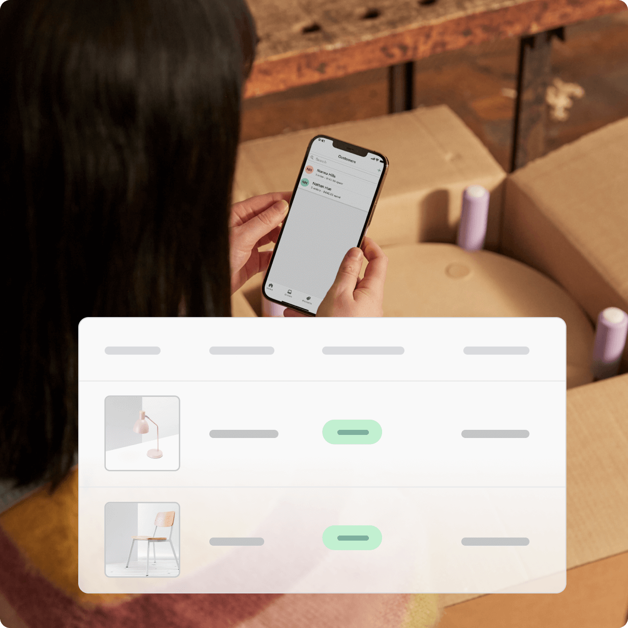 Un comerciante gestiona su tienda con la app de Shopify.
