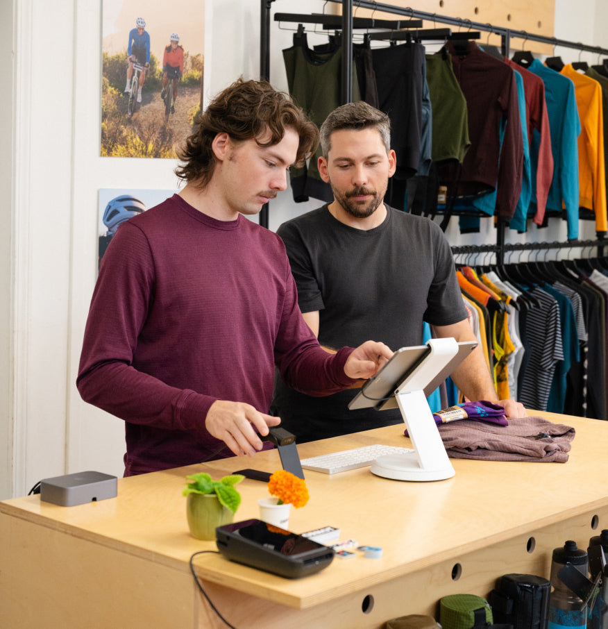 Comerciantes de Shopify que utilizan un sistema POS en una tienda minorista física