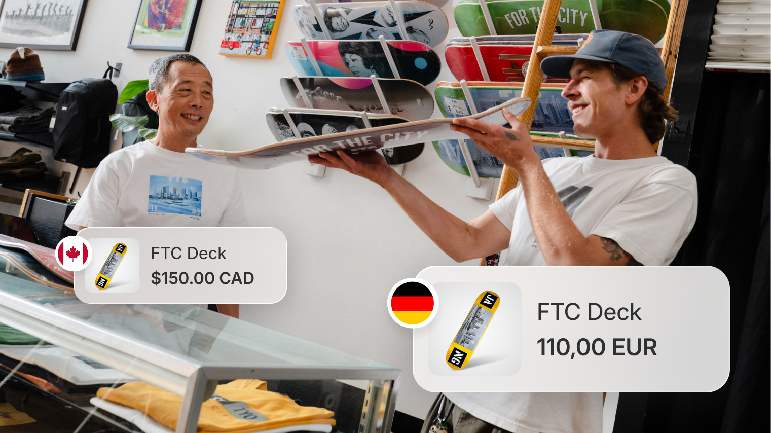 Zwei Männer in einem Skateshop mit schwebenden, lokalisierten Preisschildern.
