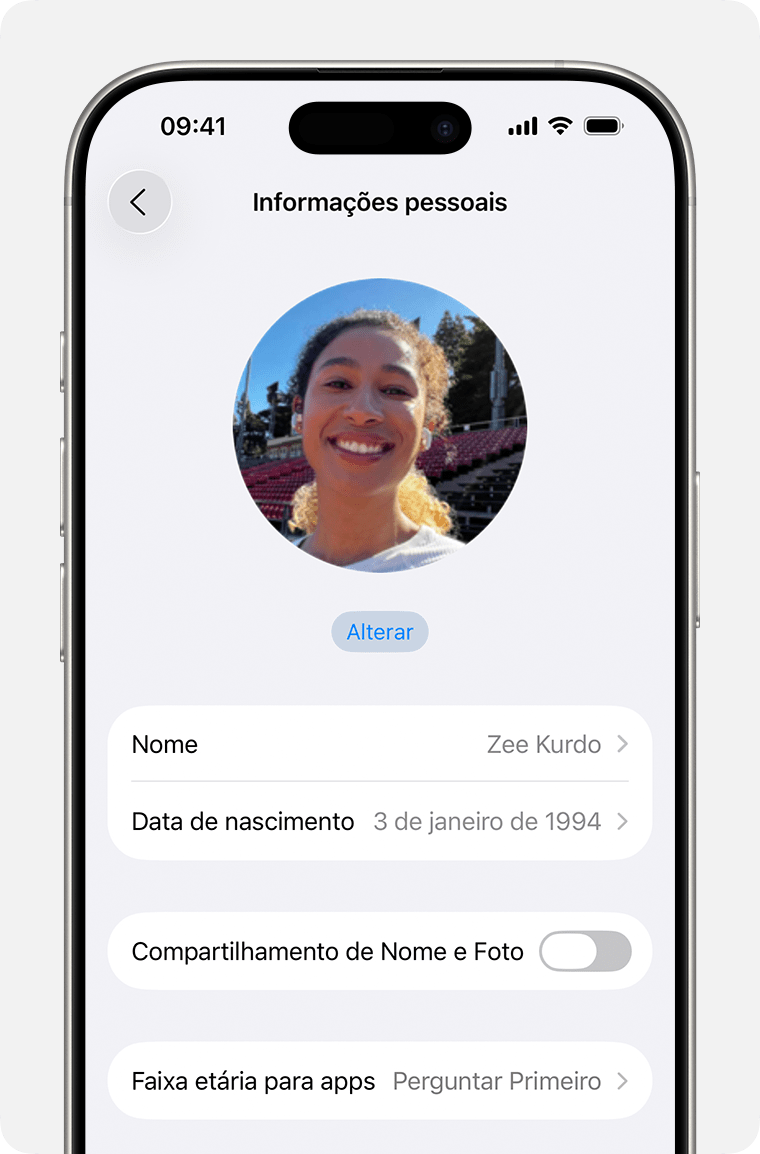 Configurações da conta Apple no iPhone mostrando Aniversário