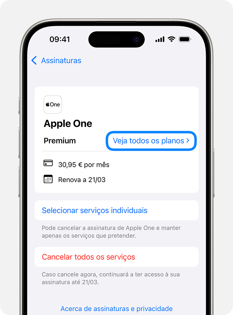 Um iPhone 15 Pro a mostrar o ecrã Assinaturas. Para ver os planos disponíveis para uma assinatura, toque em Ver todos os planos.