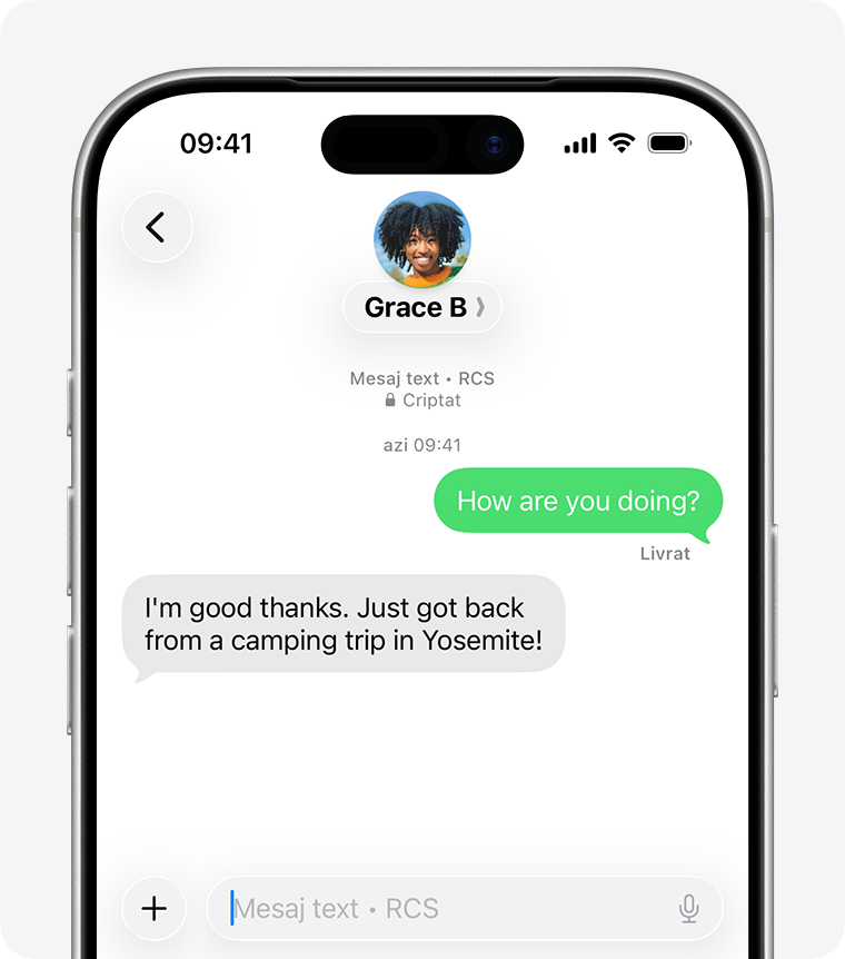 În iOS 26, poți trimite mesaje RCS de pe iPhone. Acestea apar ca bule verzi.