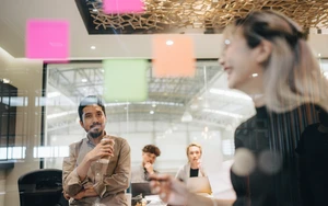 © iStock.com Standard License / https://www.istockphoto.com/de/help/licenses
Source: iStock.com/staticnak1983 Multiracial colleagues brainstorming with creative thinking in office