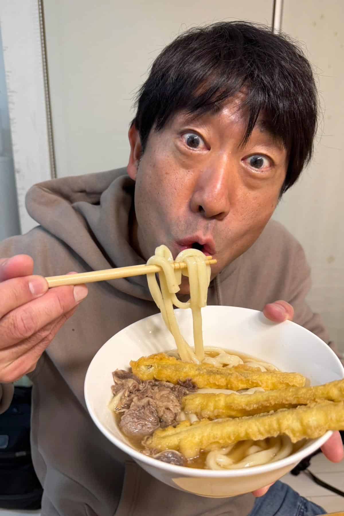 原口あきまさ、関東進出「資さんうどん」“空振り”をお取り寄せでリベンジ!「家でもたまらんうまさでしたわ」【ローカルチェーン愛を語る】