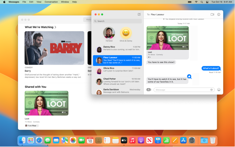 เดสก์ท็อป Mac ที่มีหน้าต่างสองบานเปิดอยู่: หน้าต่างแอป Apple TV ทางด้านซ้ายที่แสดงรายการทีวีในส่วนแชร์กับคุณของคลัง และหน้าต่างข้อความที่มีรายการทีวีเดียวกันแชร์อยู่กับคุณในการสนทนา