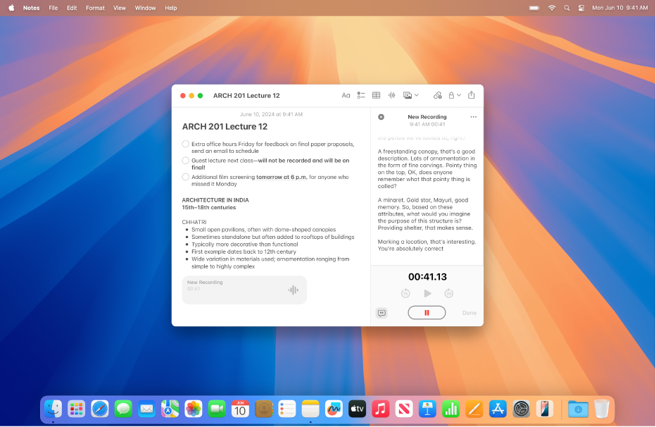 نافذة تطبيق الملاحظات على Mac تعرض تسجيلًا صوتيًا في محتوى الملاحظة. الزر إظهار النسخة النصية مشغَّل ويتم عرض نسخة نصية مباشرة من التسجيل الصوتي.