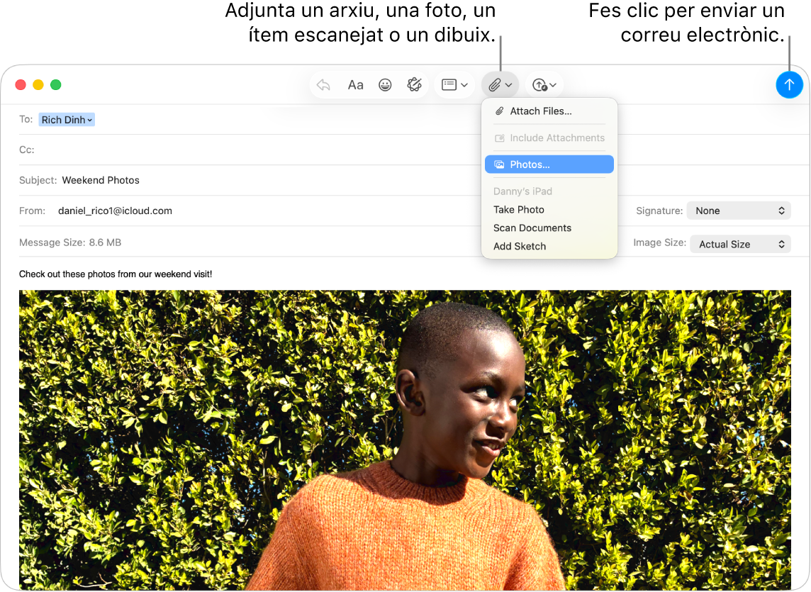 Una finestra del Mail que mostra com s’escriu un missatge nou. El menú desplegable mostra opcions per adjuntar fotos, fer una foto, escanejar un document o afegir un esbós des d’un dispositiu proper.