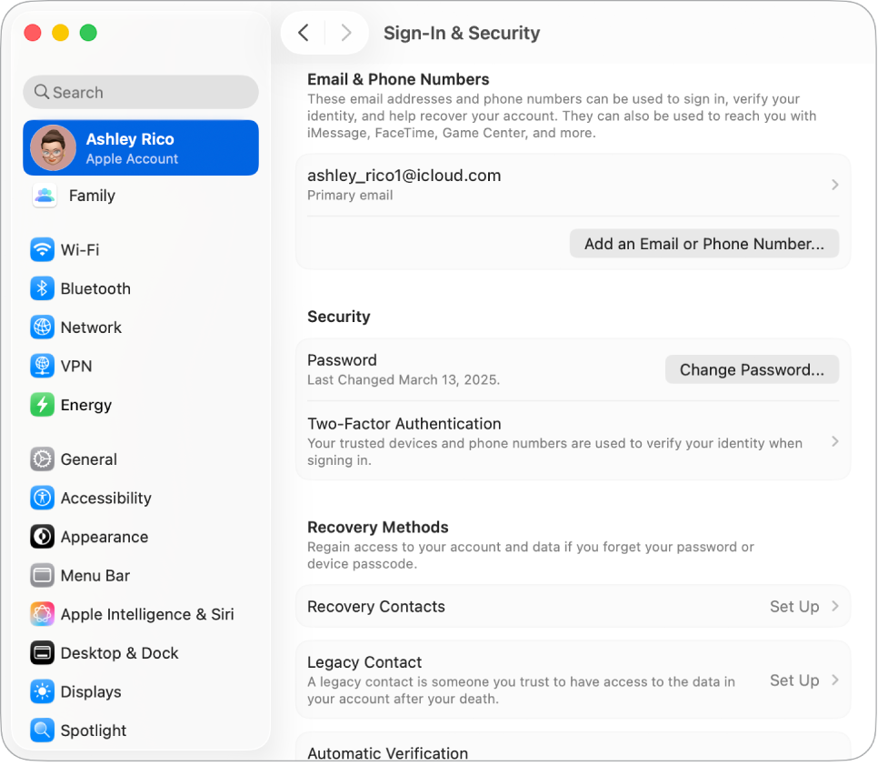 La section « Connexion et sécurité » de la rubrique Compte Apple dans Réglages Système. Dans celle-ci, vous pouvez configurer « Récupération de compte » ou « Contact légataire ».
