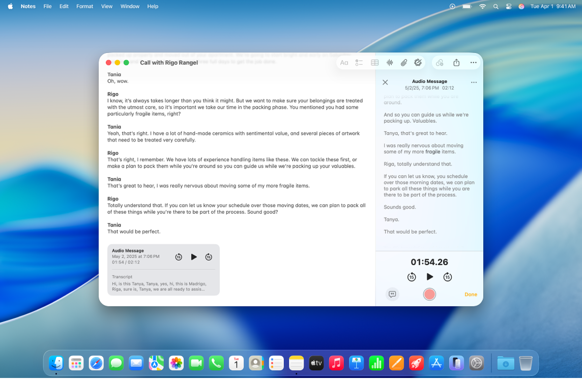 Una finestra de l’app Notes del Mac amb una gravació d’àudio al cos de la nota. Al tauler es mostra una transcripció en directe de la gravació d’àudio.