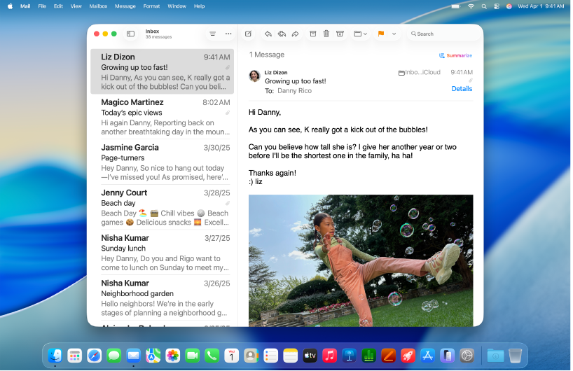 La fenêtre Mail est ouverte sur le bureau. Les e-mails sont affichés avec un texte de grande taille.