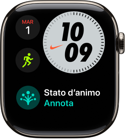 Il quadrante “Nike Compatto” che mostra il giorno e la data, in alto a sinistra, l’ora, in alto a destra, la complicazione Allenamento, al centro, a sinistra, e la complicazione Timer.