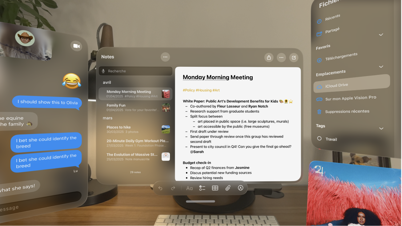 La vue d’un utilisateur sur l’Apple Vision Pro, avec plusieurs fenêtres d’app visibles.