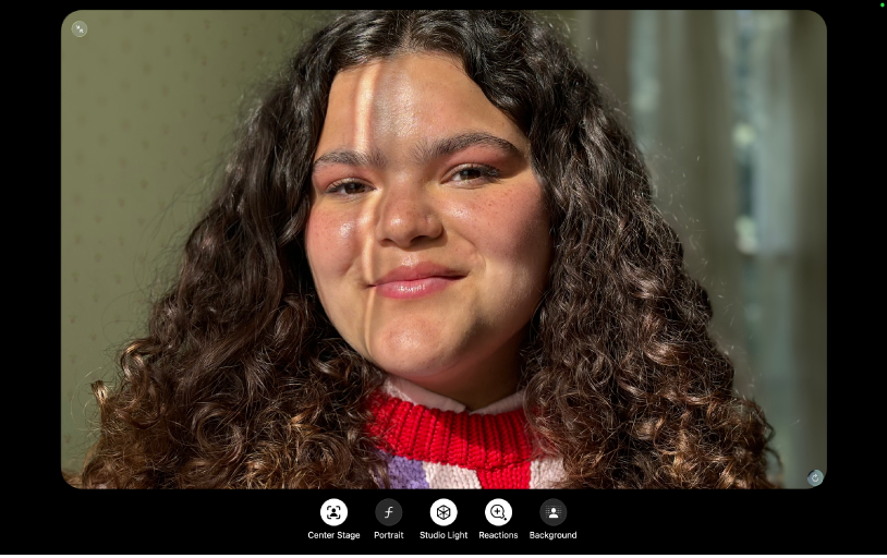 Une fenêtre FaceTime affichant un participant. En bas de la fenêtre se trouvent des boutons d’effet vidéo : Cadre centré, Portrait, Éclairage, Réactions et Arrière-plan.