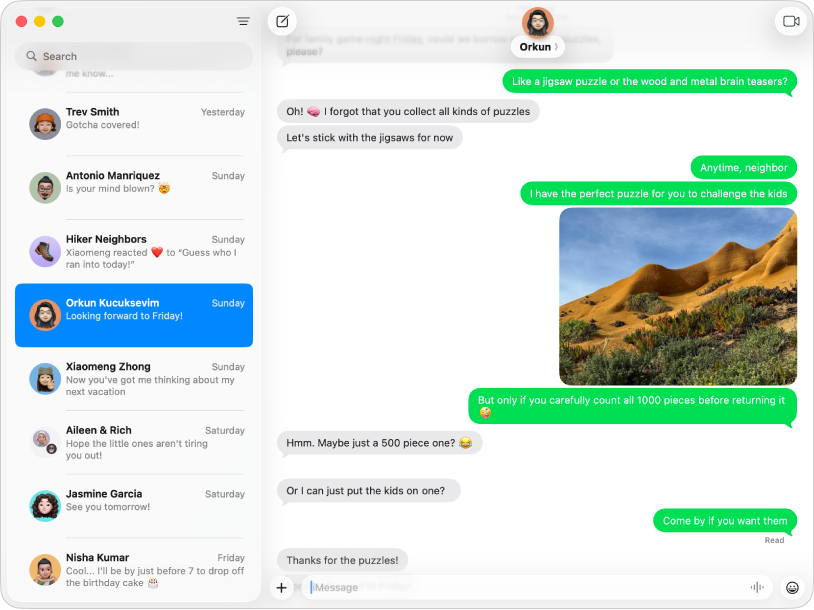 La finestra Messaggi con diverse conversazioni elencate sulla barra laterale a sinistra e la conversazione attiva a destra. I fumetti dei messaggi sono verdi. Questo significa che sono stati inviati come messaggi di testo SMS, MMS o RCS.