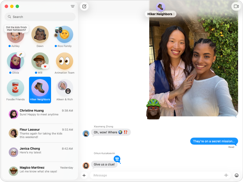 A janela do app Mensagens com várias conversas numa lista na barra lateral à esquerda e uma conversa ativa à direita. A conversa inclui efeitos de mensagem de balões, uma foto e um Tapback na última mensagem.