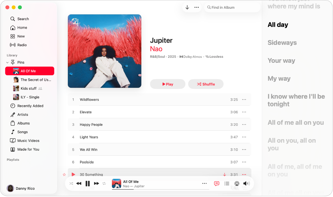 เพลงที่กำลังเล่นโดยมีเนื้อเพลงอยู่ทางด้านขวา ซึ่งแสดงบนหน้าจอในจังหวะที่พอดีกับเพลง