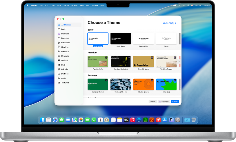 Egy MacBook Pro képernyőjén a Keynote témaválasztója van megnyitva. A bal oldalon az Összes téma kategória van kiválasztva, a jobb oldalon pedig előre megtervezett témák láthatók kategória szerint sorokba rendezve. A Nyelv és régió felugró menü a bal alsó sarokban, míg a Szabványos és Széles felugró menü a jobb felső sarokban láthatók.