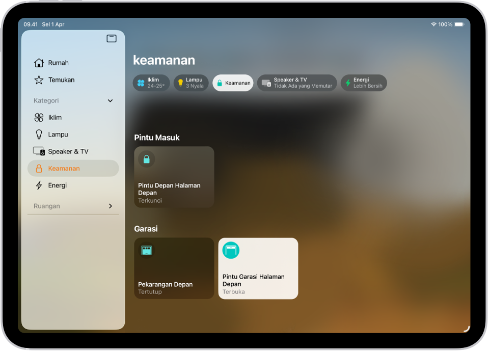 App Rumah dengan bar samping di sebelah kiri. Keamanan disorot. Di sebelah kanan, tombol kategori Keamanan disorot. Di bawah terdapat aksesori keamanan seperti gembok dan pintu garasi.