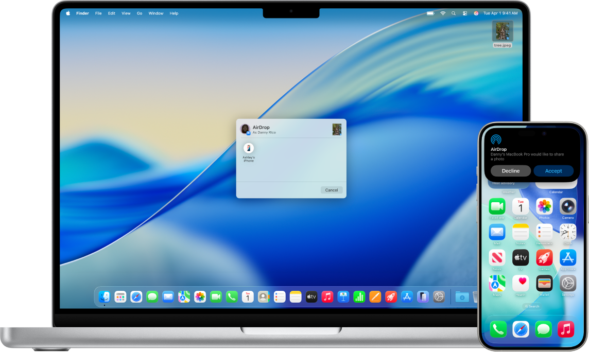 Hay una Mac junto a un iPhone. El cuadro de diálogo de AirDrop está abierto en el escritorio de la Mac, listo para compartir un documento con el iPhone. La pantalla del iPhone muestra una notificación acerca de recibir el documento.