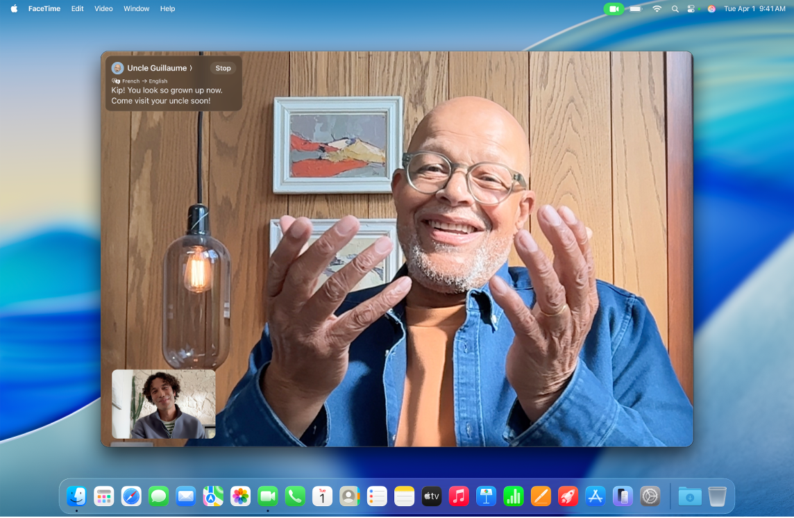 Okno FaceTime v Macu, ki prikazuje klic med dvema osebama. V zgornjem levem kotu okna FaceTime so prikazani sprotni prevedeni napisi tega, kar govori oseba, ki govori.