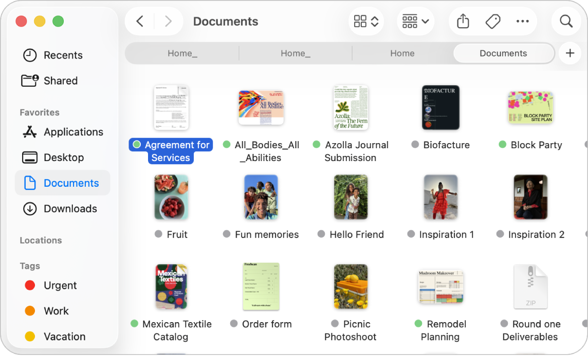 หน้าต่าง Finder ที่มีแถบด้านข้าง Finder ทางด้านซ้าย ที่ด้านบนสุดของหน้าต่างมีปุ่มสี่ปุ่มที่เปลี่ยนวิธีที่รายการแสดงในหน้าต่าง และปุ่มเพิ่มเติมสำหรับจัดระเบียบและแชร์รายการ