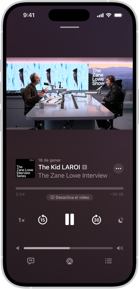 A l’app Pòdcasts, es veu un vídeo a la pantalla “En reproducció”. Sota el vídeo hi ha la il·lustració del pòdcast, el títol de l’episodi, els controls de reproducció i el regulador de volum. A la part inferior de la pestanya hi ha el botó “Mostra la transcripció”, la icona de l’AirPlay i el botó “A continuació”.