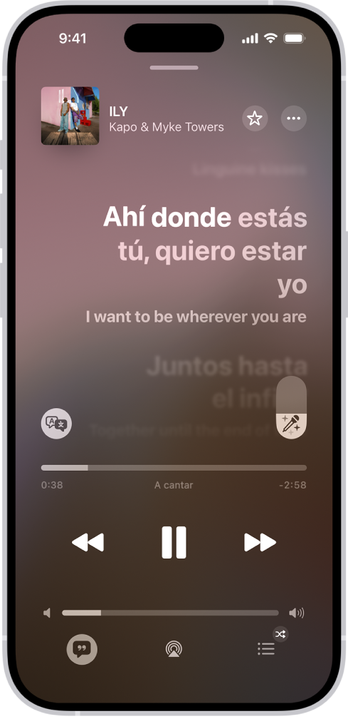 La pantalla Ahora suena mostrando el regulador de A cantar de Apple Music a la derecha de la letra, y el botón Traducción y pronunciación a la izquierda. Traducción está activada, de forma que se muestra la traducción del español al inglés. La letra que se reproduce actualmente se encuentra resaltada.