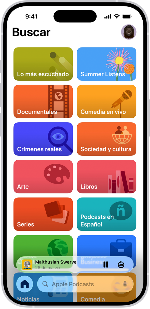 La pantalla de Buscar de la app Podcasts mostrando las categorías de podcasts. El mini reproductor está hacia la parte inferior de la pantalla. Debajo, está el botón Inicio y el campo de búsqueda.
