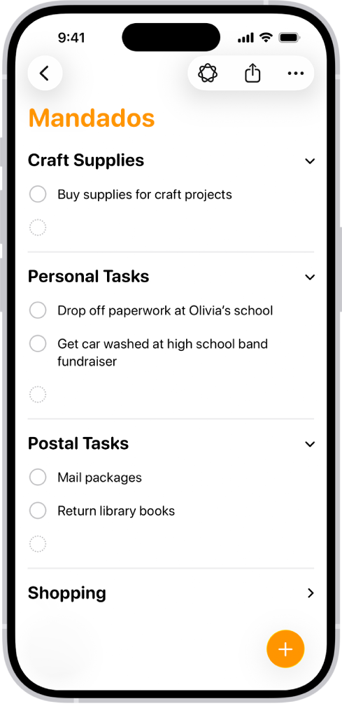 Una lista en la app Recordatorios muestra los recordatorios clasificados automáticamente en secciones.