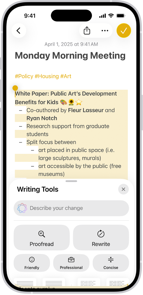 iPhone’i ekraani ülaosas kuvatakse esiletõstetud teksti ning allosas paani Writing Tools. Paanil Writing Tools on ülaosas väli, kus saate kirjeldada soovitud muudatust. All kuvatakse Writing Toolsi valikud.