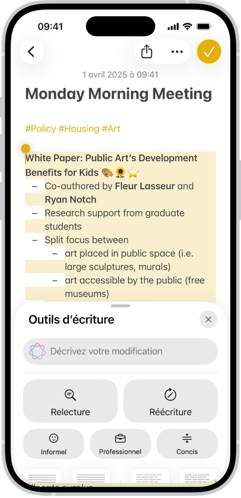 iPhone affichant du texte mis en surbrillance en haut de l’écran et la fenêtre « Outils d’écriture » en bas. La fenêtre « Outils d’écriture » affiche un champ en haut vous permettant de décrire la modification souhaitée. Les options des outils d’écriture apparaissent en dessous.