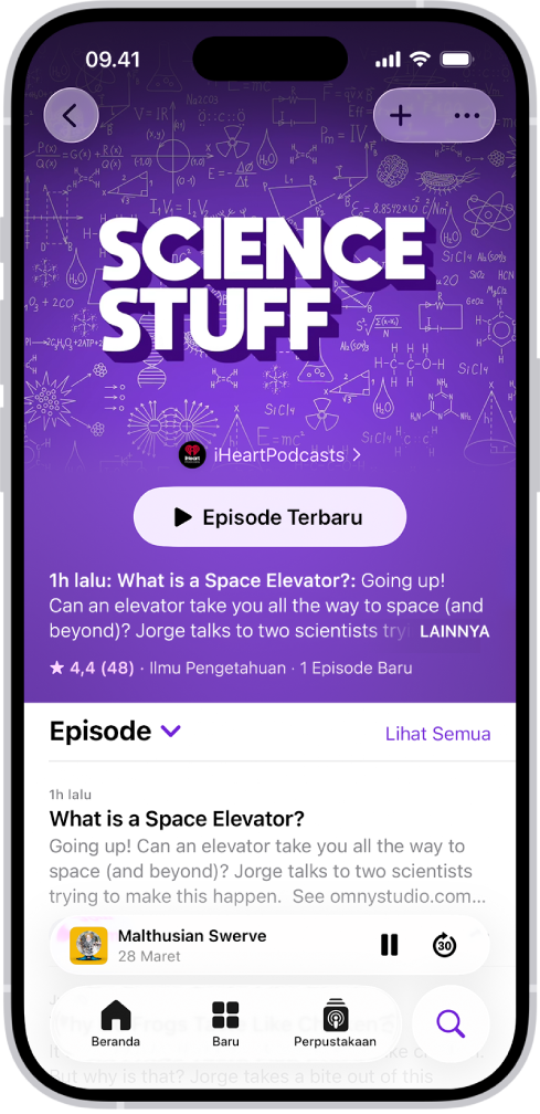Halaman acara di app Podcast yang menampilkan daftar episode. Di bagian atas layar terdapat tombol Kembali, Ikuti, dan Lainnya. Ke bagian bawah layar terdapat MiniPlayer. Di bawahnya terdapat tombol Beranda, Baru, Perpustakaan, dan Cari.