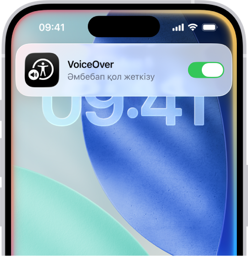 Экранның жоғарғы жағында қосылып жатқан реттеу түрінде Siri жауабын көрсетіп тұрған iPhone экраны.