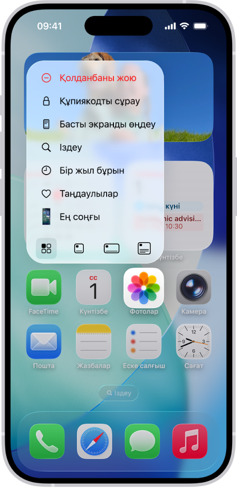 Басты экранда қолданба белгішесін виджетке өзгертіліп жатқанын көрсетіп тұрған экран. Опциялар тізімін ашу үшін қолданба белгішесін басып тұруыңызға болады, одан кейін жаңа виджет үшін таңдауға болатын виджет өлшемдерін көрсететін шағын белгішелерді түртуіңізге болады.