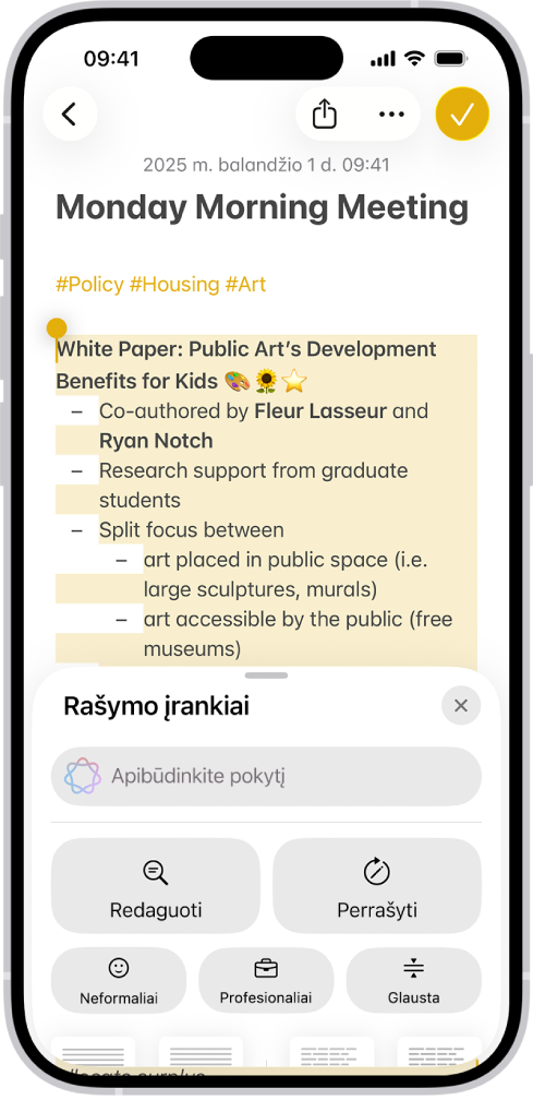 „iPhone“ įrenginyje paryškintas tekstas rodomas ekrano viršuje, o „Rašymo įrankių“ sritis – apačioje. „Rašymo įrankių“ srities viršuje rodomas laukas, kuriame apibūdintas norimas pakeitimas. Parinktis „Rašymo įrankiai“ rodoma žemiau.