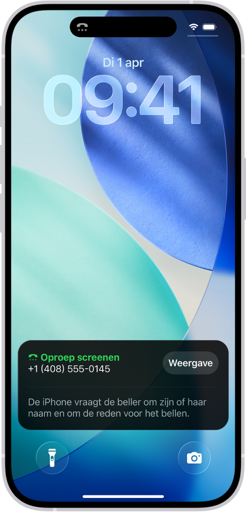 Een iPhone met in het toegangsscherm een melding over een gescreende oproep. In de melding staat dat de iPhone de beller vraagt om hun naam en om de reden voor het bellen.