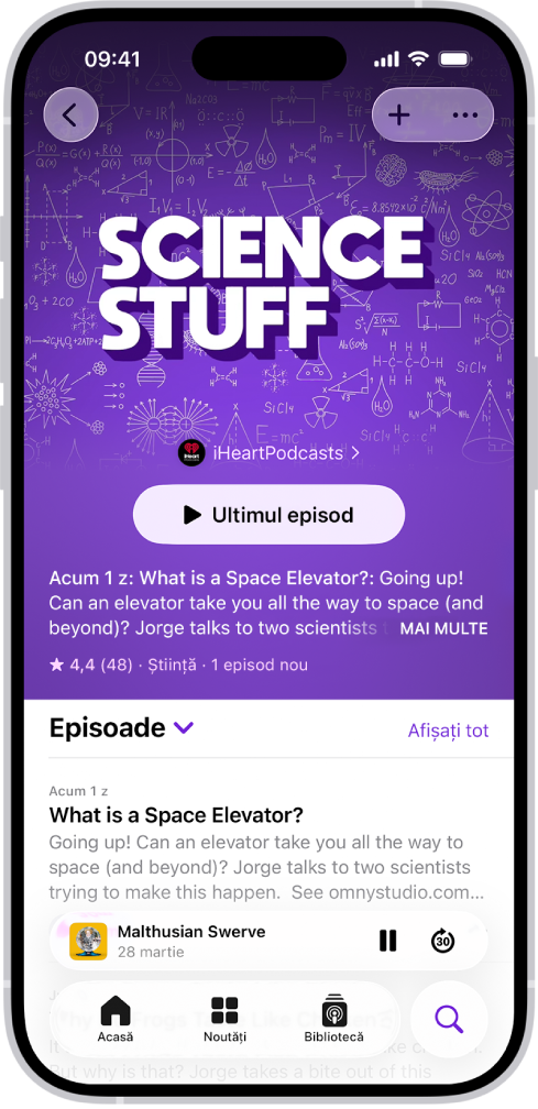 Pagina unei emisiuni în aplicația Podcasturi afișând o listă de episoade. În partea de sus a ecranului se află butoanele Înapoi, Urmăriți și Mai multe. Spre partea de jos a ecranului se află mini-playerul. Sub acestea se află butoanele Acasă, Nou, Bibliotecă și Căutare.