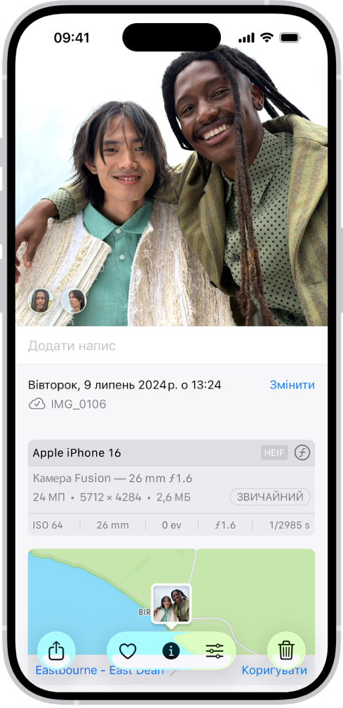 Знімок відкрито у програмі «Фотографії». У нижній половині екрана відображається інформація про фотографію, а саме (зверху вниз): дата і час, назва файлу, модель iPhone та параметри камери, а також мапа місця зйомки.
