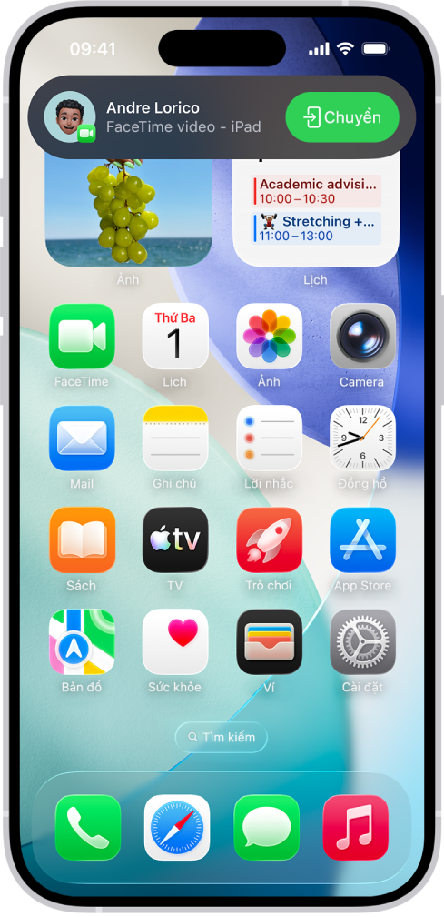 Màn hình chính của iPhone đang hiển thị một thông báo cuộc gọi FaceTime video từ một iPad ở trên cùng. Chạm vào nút Chuyển ở bên phải của thông báo để di chuyển cuộc gọi sang iPhone của bạn.