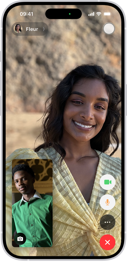 Màn hình FaceTime đang hiển thị một cuộc gọi đang diễn ra. Ở đầu màn hình là tên của người tham gia được hiển thị bằng hình ảnh lớn hơn. Hình ảnh của người gia khác xuất hiện trong một hình chữ nhật nhỏ ở phía dưới bên trái, cùng với nút Lật camera. Hình ảnh của những người tham gia khác xuất trong các ô bên trên. Các điều khiển FaceTime bổ sung nằm ở dưới cùng bên phải của màn hình: Các nút Camera, Micrô, Thêm và Kết thúc cuộc gọi.