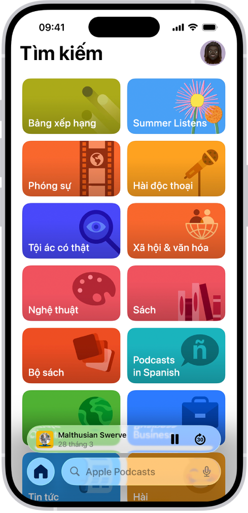Màn hình Tìm kiếm trong ứng dụng Podcast, đang hiển thị các danh mục podcast. Gần cuối màn hình là MiniPlayer. Bên dưới đó là nút Trang chủ và trường tìm kiếm.