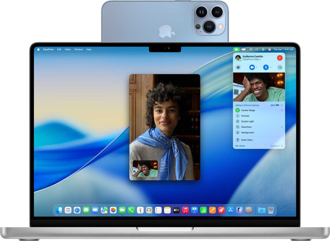 MacBook Pro 正在使用 iPhone 作為網絡攝影機並顯示 FaceTime 對話。