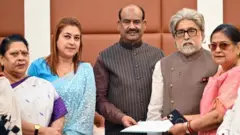 तृणमूल काँग्रेसच्या अनेक बंडखोर खासदारांनी आपल्या गटाचे 'नॅशनलिस्ट सिटिझन्स पार्टी ऑफ इंडिया'मध्ये (एनसीपीआय) विलिनीकरण करण्याची घोषणा केली आहे.
