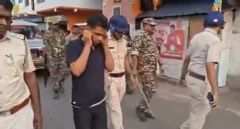 সম্প্রতি গ্রেফতার হওয়ার পর, তৃণমূল কংগ্রেস নেতা জাহাঙ্গির খান ফলতার রাস্তায় কান ধরে হেঁটে যাচ্ছেন। তার পরনে টি-শার্ট ও হাফ প্যান্ট। কোমরে বাঁধা রয়েছে দড়ি। তাকে ঘিরে রয়েছেন পুলিশকর্মীরা