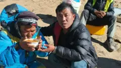 Caption- गेल्या आठवड्यात एव्हरेस्टवर बेपत्ता झाल्यानंतर मृत समजला गेलेला दावा शेर्पा (डावीकडे) जिवंत सापडला आहे.