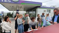 Қримдаги Севастопол шаҳрида АЁҚШда бензин навбати учун рўйхат тузаётган одамлар, 1июн, 2026.