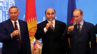 Каримов, Ақаев ва Путин қўлларида қадаҳ билан.