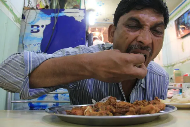 වේගයෙන් ආහාර ගන්නා පුද්ගලයෙකු