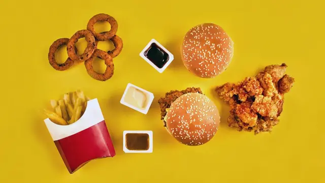 Some deep-fried foods, which contain trans fats, can increase our LDL (or "bad") cholesterol levels
ගැඹුරු තෙලේ බදින ලද ඇතැම් ට්රාන්ස් මේද අඩංගු ඇතැම් ආහාර වලින් අපගේ කොලෙස්ටරෝල් මට්ටම ඉහළ දැමිය හැකිය.